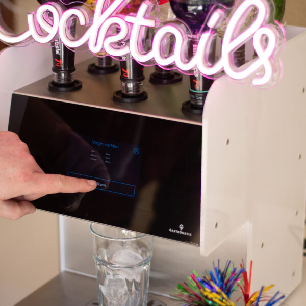 Ein Finger bedient eine Cocktailmaschine