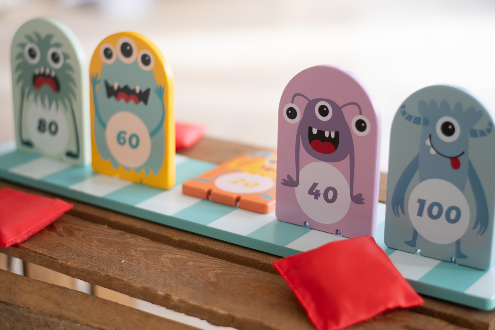 Monster aus Holz welche mit kleinen Säckchen abgeworfen wurden