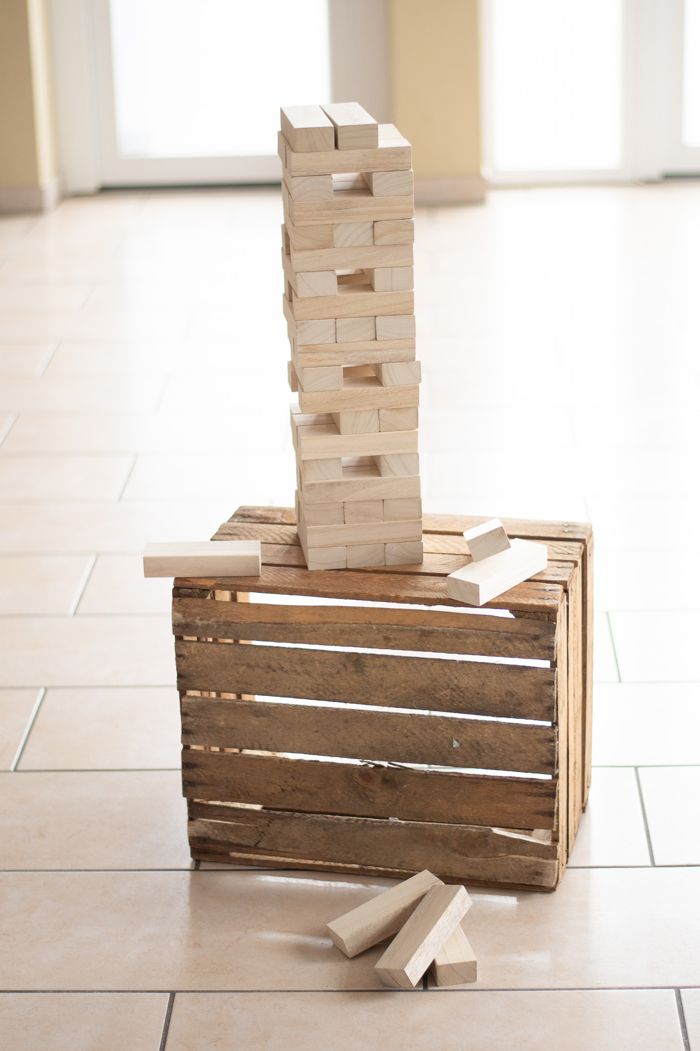 Ein Jengaturm auf einer Holzkiste