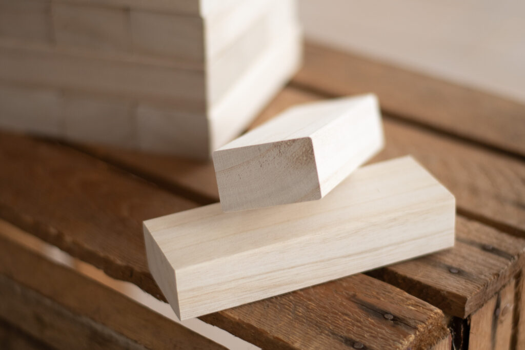 Jengasteine auf einer Holzkiste